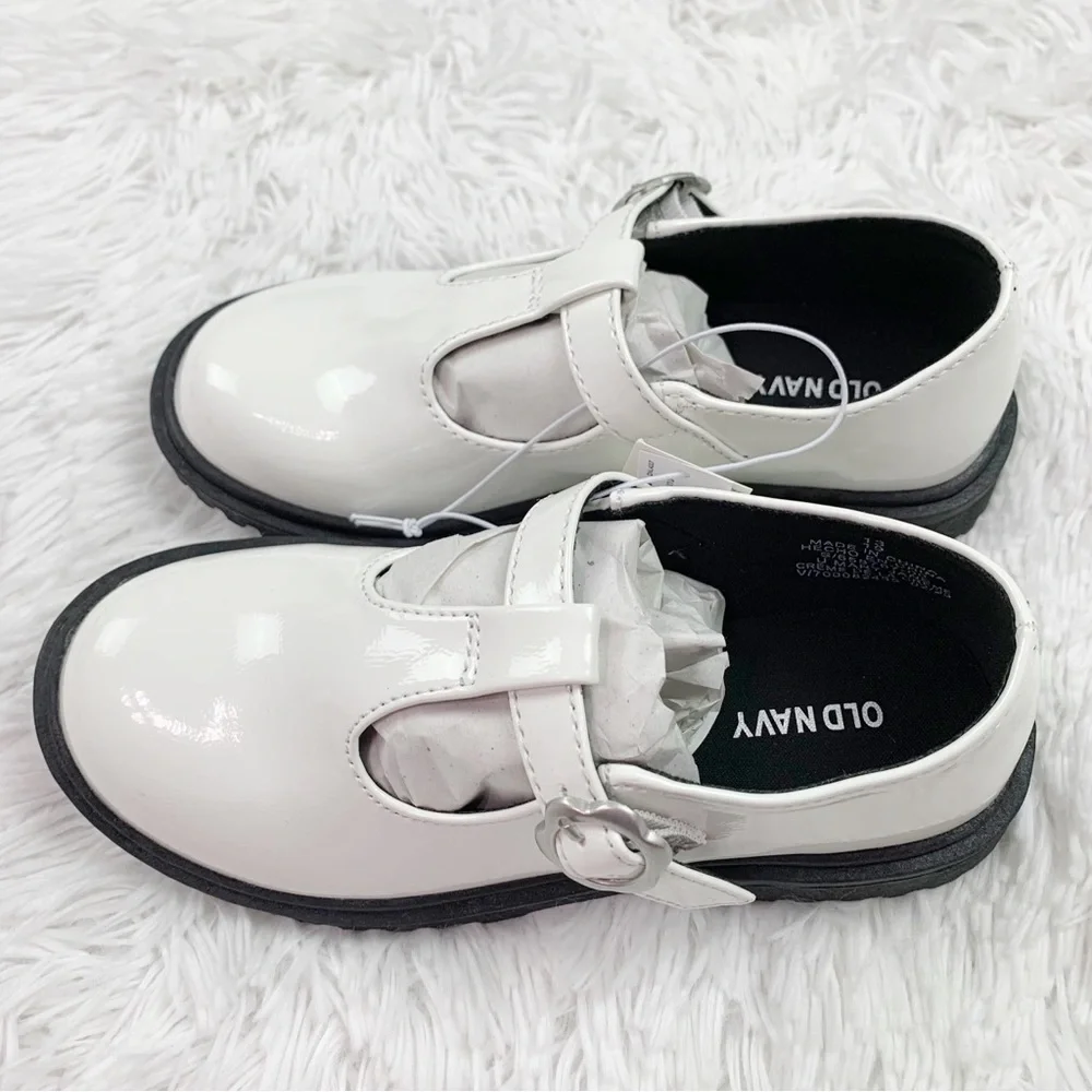 Old Navy girls Chunky heel‎ patent leather Mary Jane shoes in white